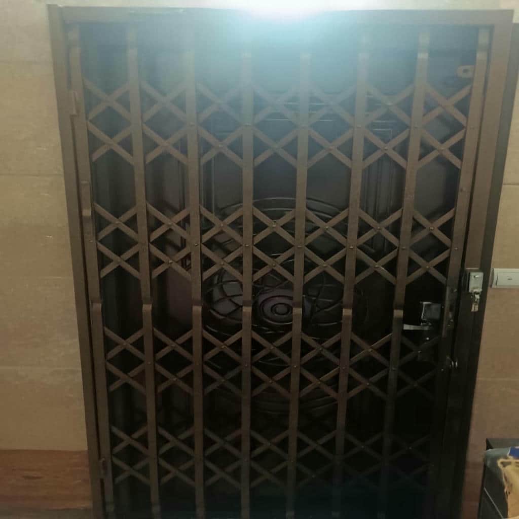 حفاظ درب آکاردئونی طوسی با فرم ساده لوزی
