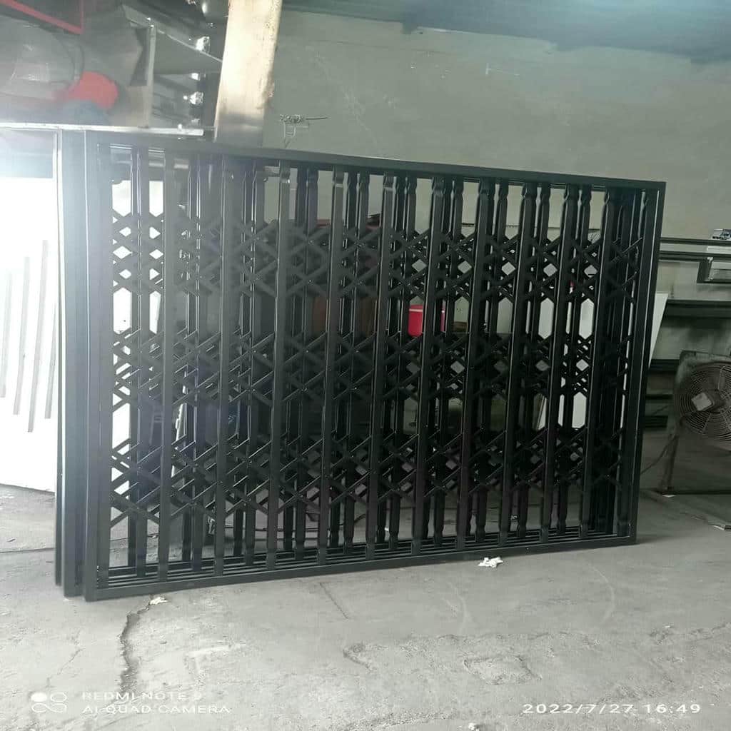 حفاظ درب آکاردئونی قهوه‌ای جلوی ورودی کلاسیک اهواز