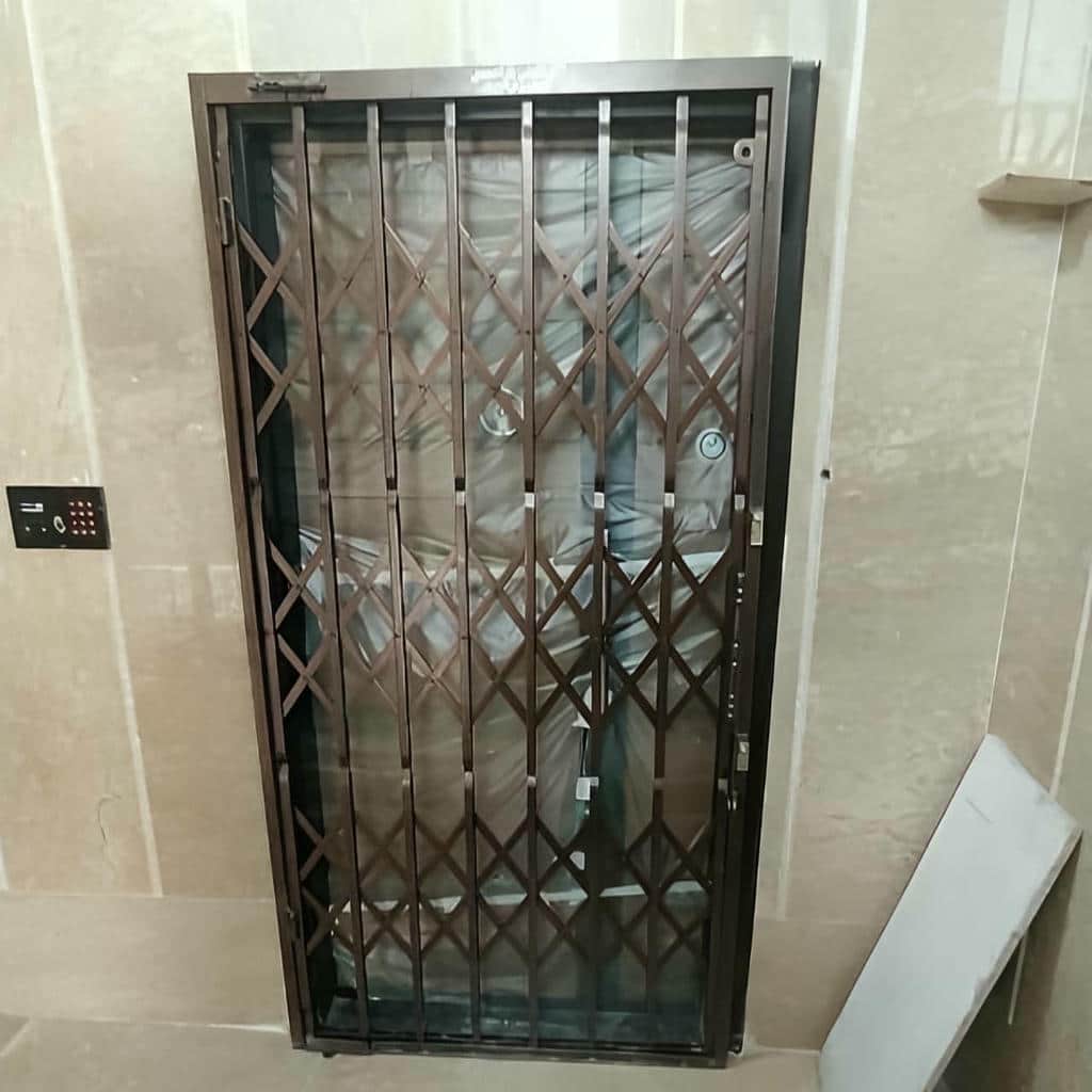 حفاظ درب آکاردئونی قهوه ای با شبکه منظم
