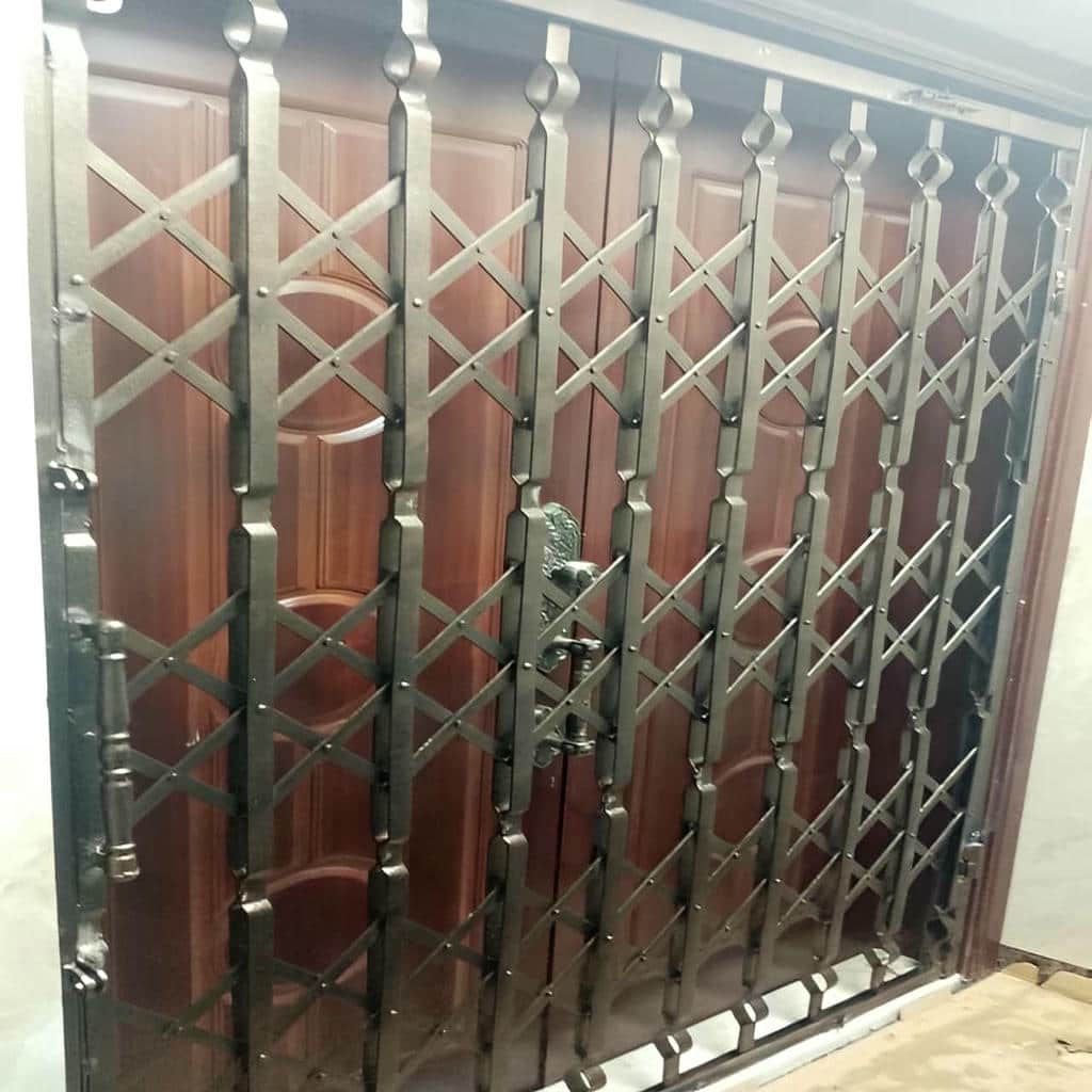 حفاظ درب آکاردئونی قهوه ای مقابل راهروی نمناک