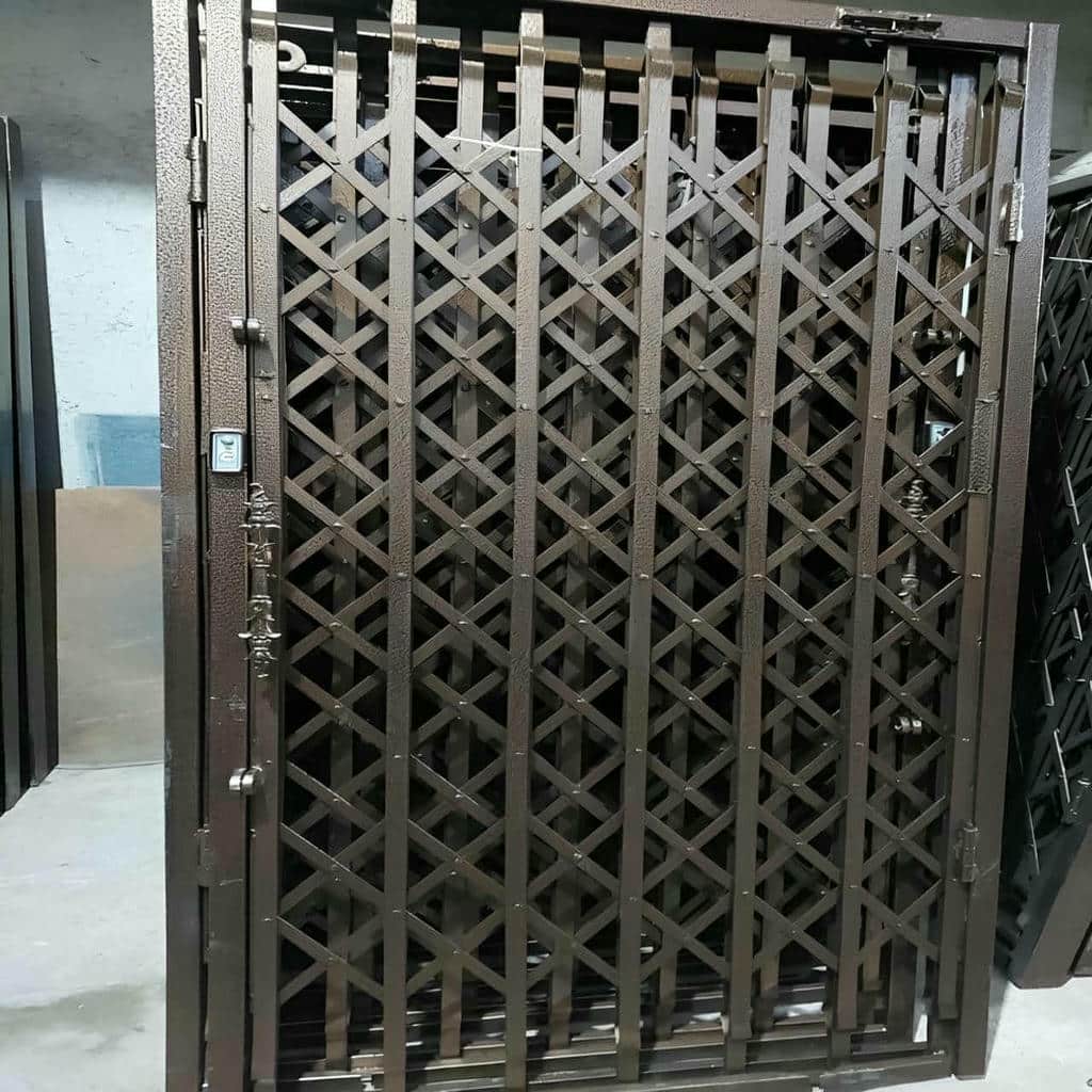 حفاظ درب آکاردئونی مشکی با قفل برجسته گرگان