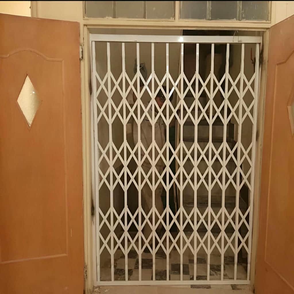 حفاظ درب آکاردئونی مشکی با قفل توکار در استان البرز