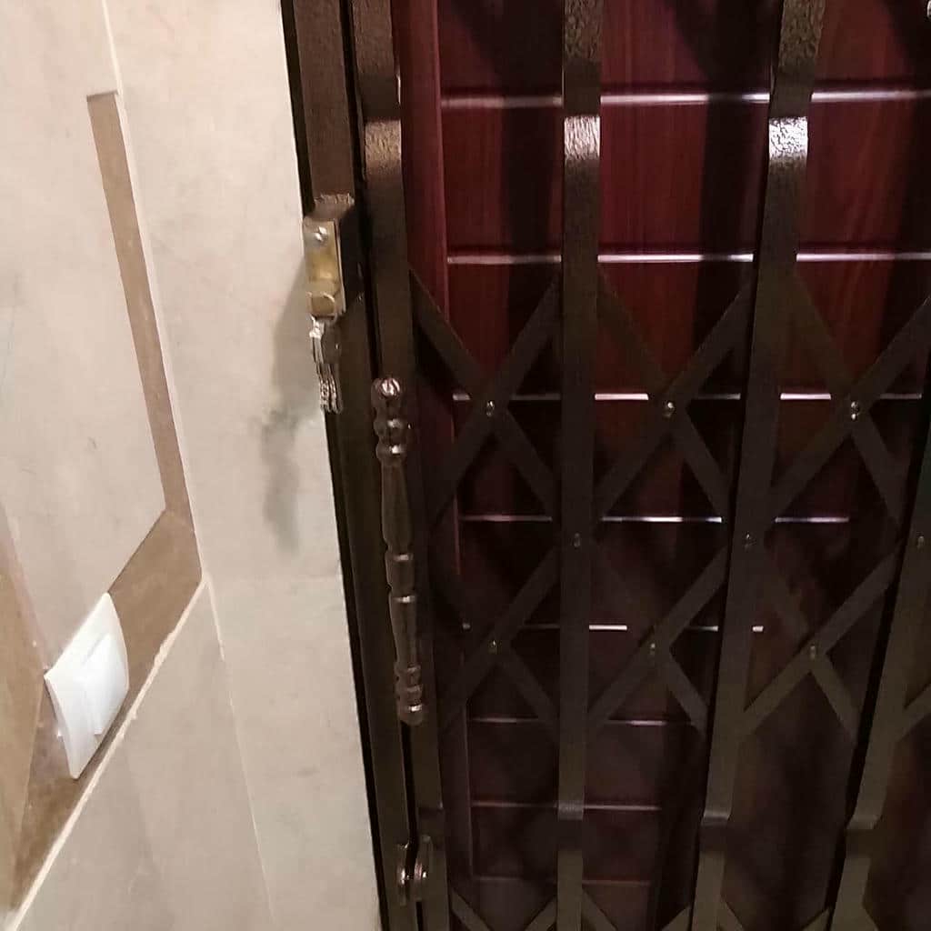 حفاظ درب آکاردئونی مشکی با قفل روان در شیراز
