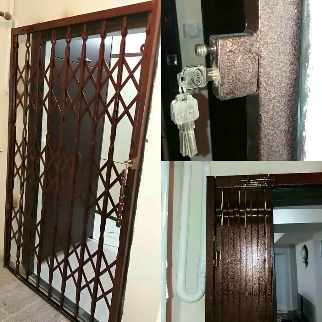 حفاظ درب آکاردئونی مشکی روی چهارچوب قدیمی در مشهد