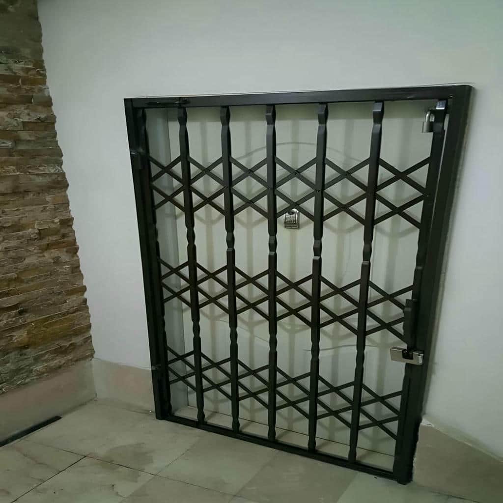 حفاظ درب آکاردئونی مشکی مات ورودی یاسوج