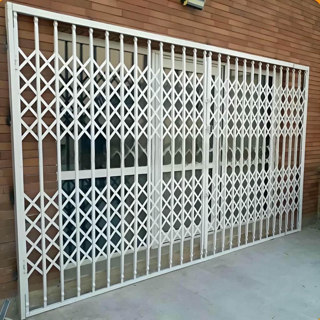 حفاظ درب آکاردئونی مشکی مقابل چهارچوب کرم