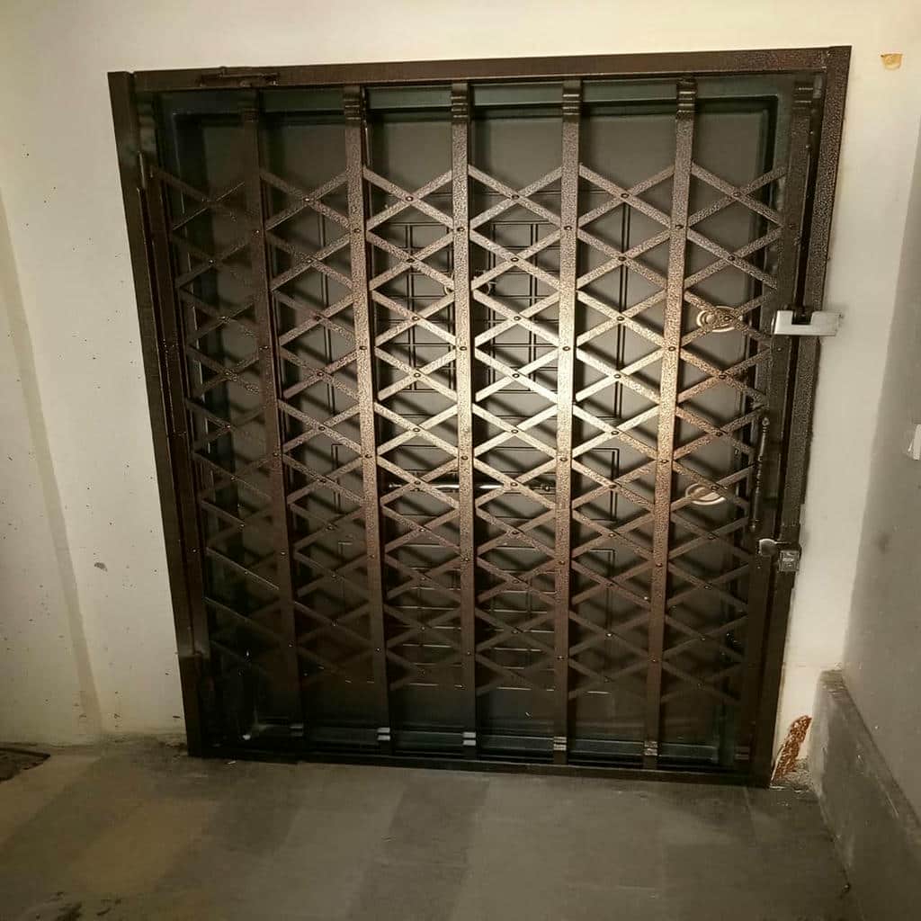 حفاظ درب آکاردئونی مشکی پشت ورودی مسکونی استان فارس