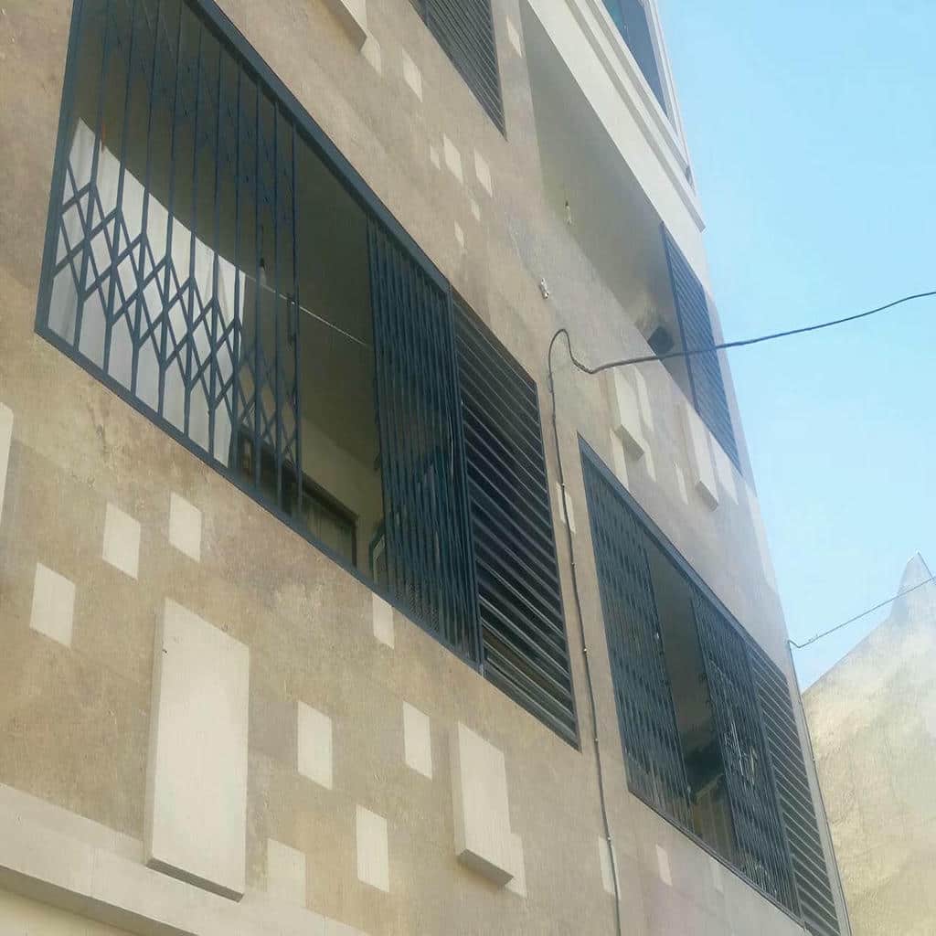 حفاظ درب آکاردئونی کرم کنار قاب نقش‌دار چوبی