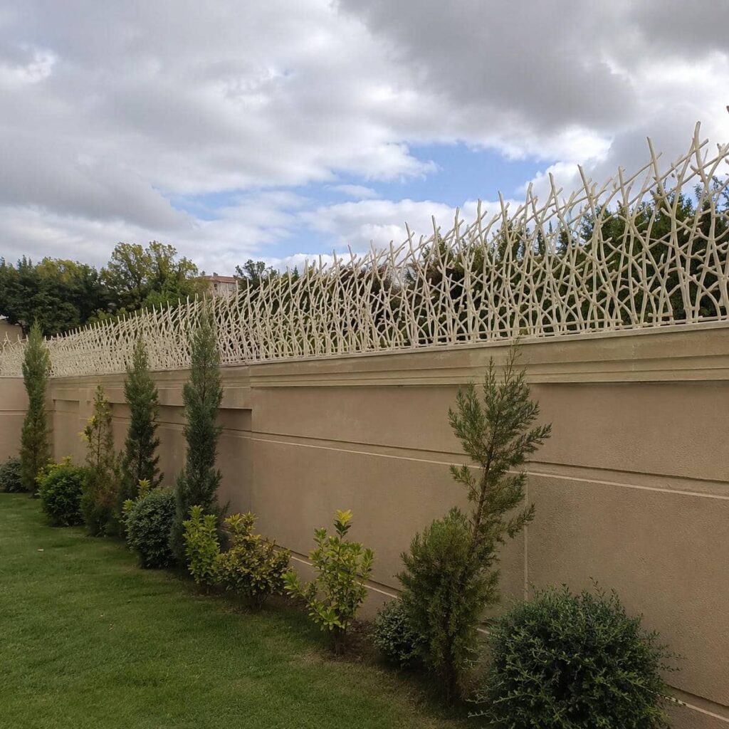 حفاظ دیوار با اتصالات منظم روی نمای آجری حفاظ دیوار با اتصالات منظم روی نمای آجری