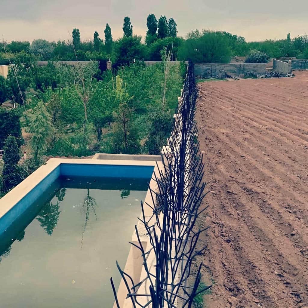 حفاظ دیوار با رنگ مات روی نمای روشن