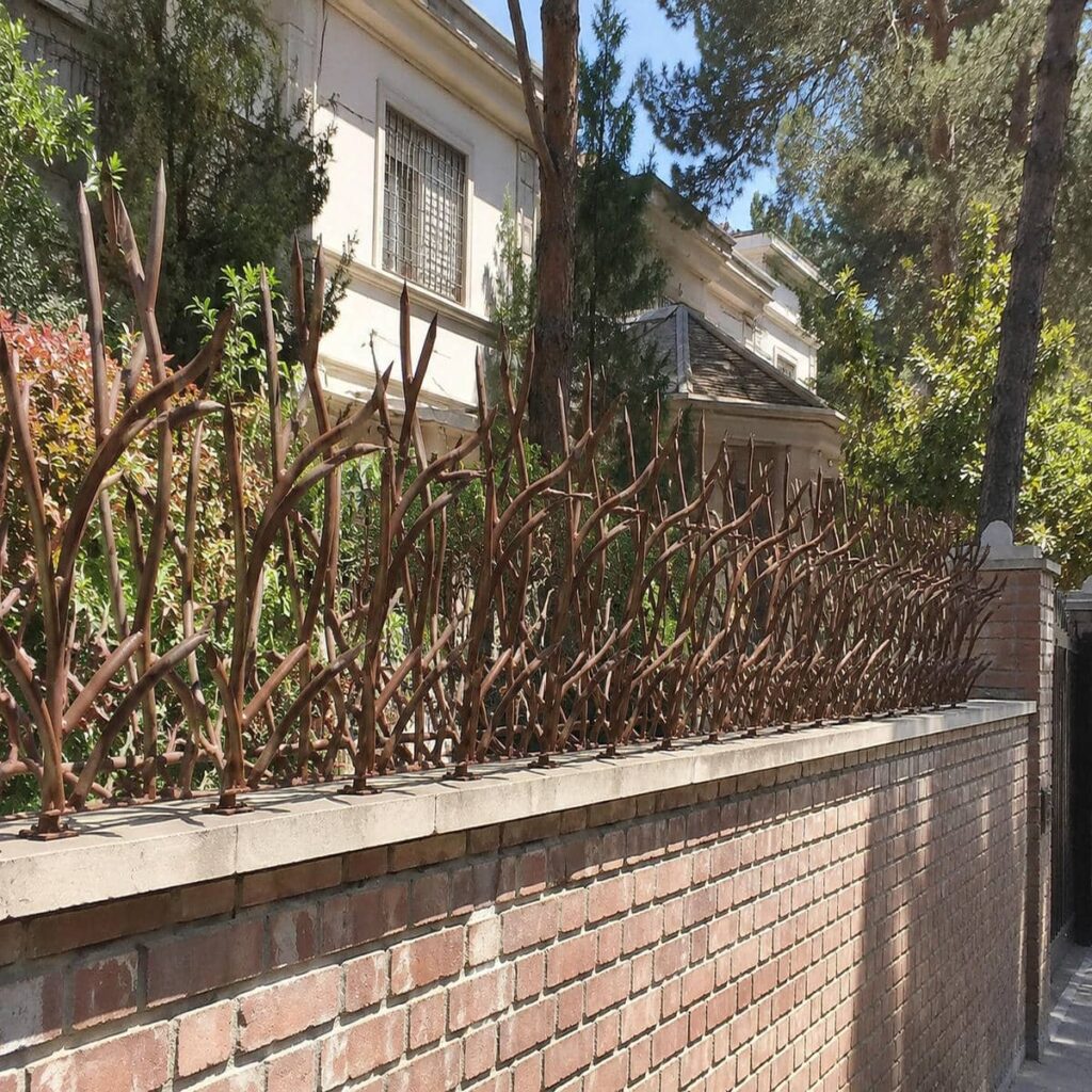 حفاظ دیوار با شاخههای متراکم کنار ورودی ساختمان حفاظ دیوار با شاخههای متراکم کنار ورودی ساختمان