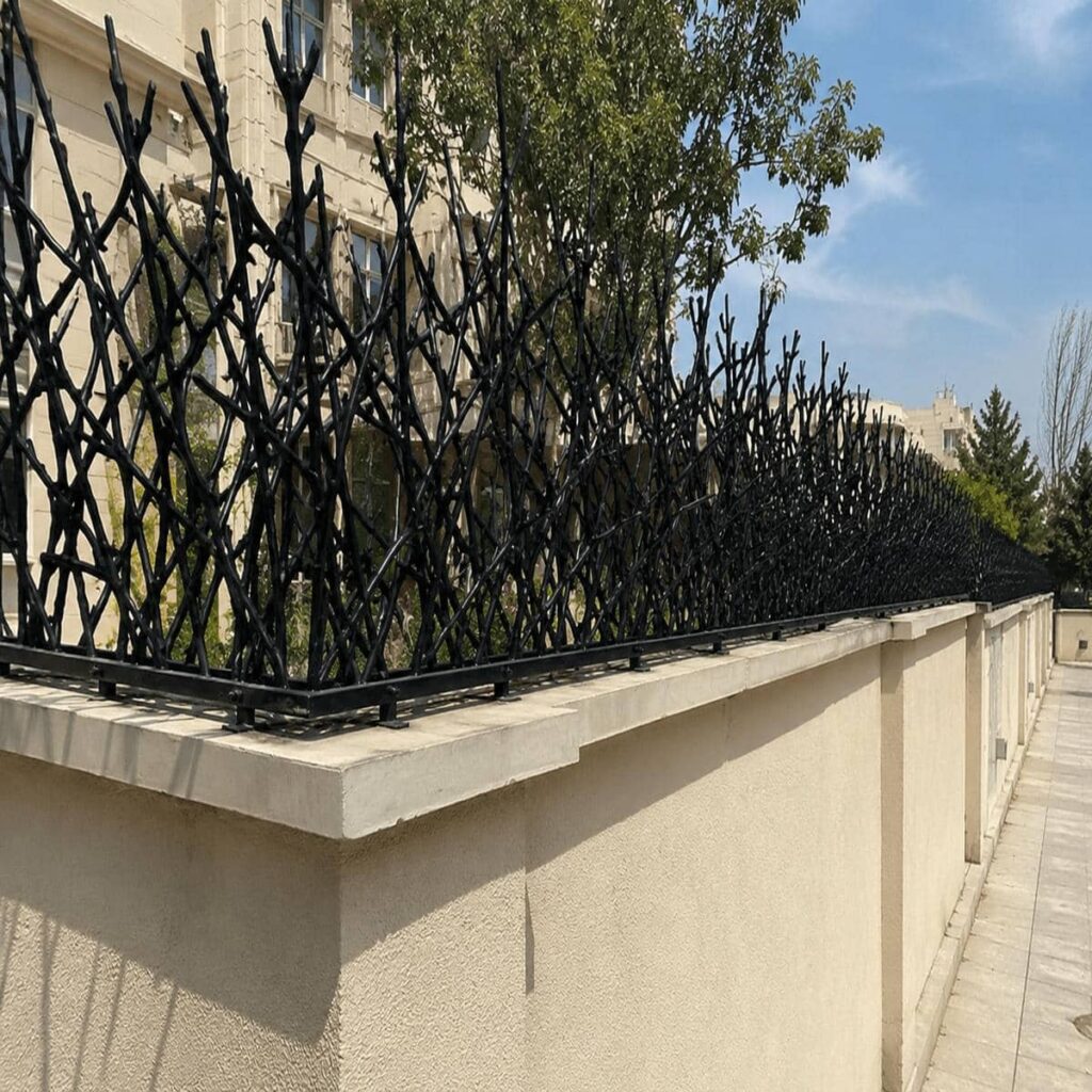 حفاظ دیوار رنگ شده روی جداره سنگی ساختمان