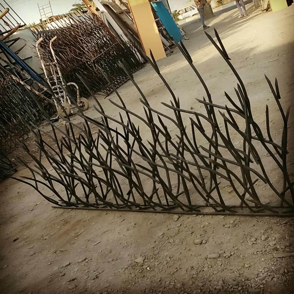 حفاظ دیوار سرنیزه‌ای طوسی پشت حیاط سمنان