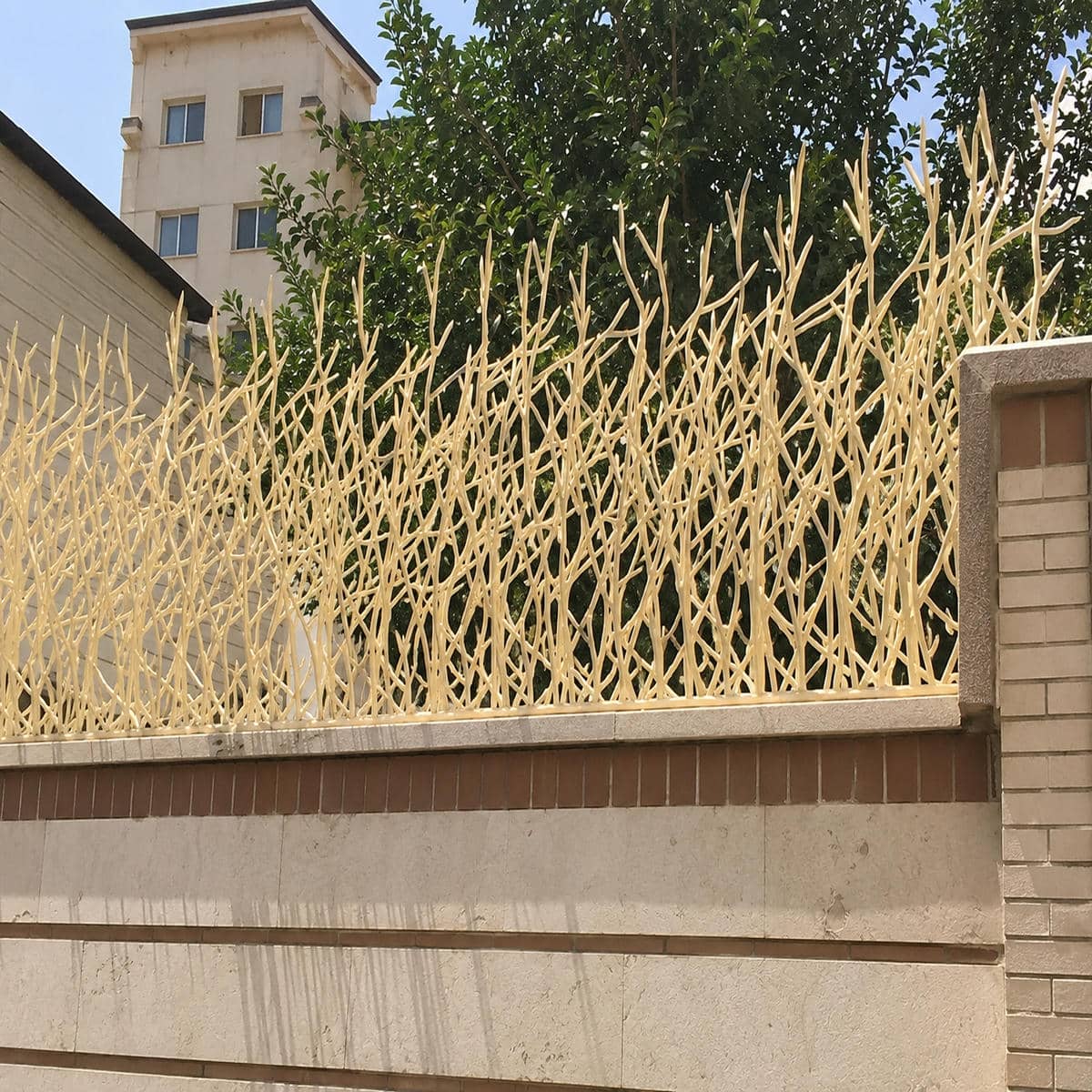 حفاظ دیوار شاخ گوزنی خاکستری کنار ورودی استان مرکزی