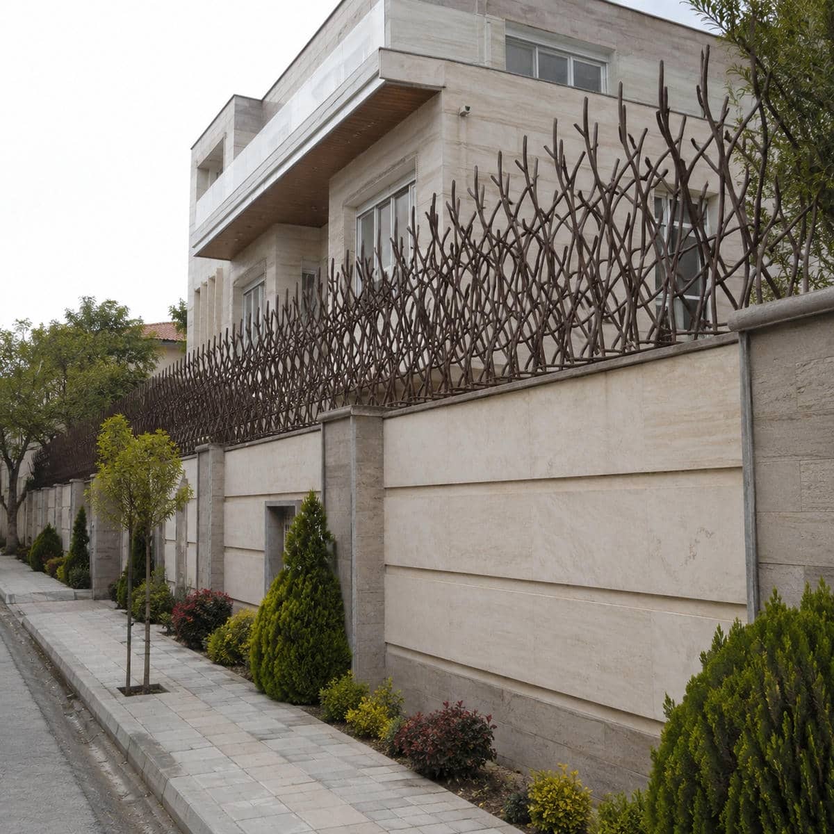 حفاظ دیوار شاخ گوزنی مشکی برای حریم ویلای تهران