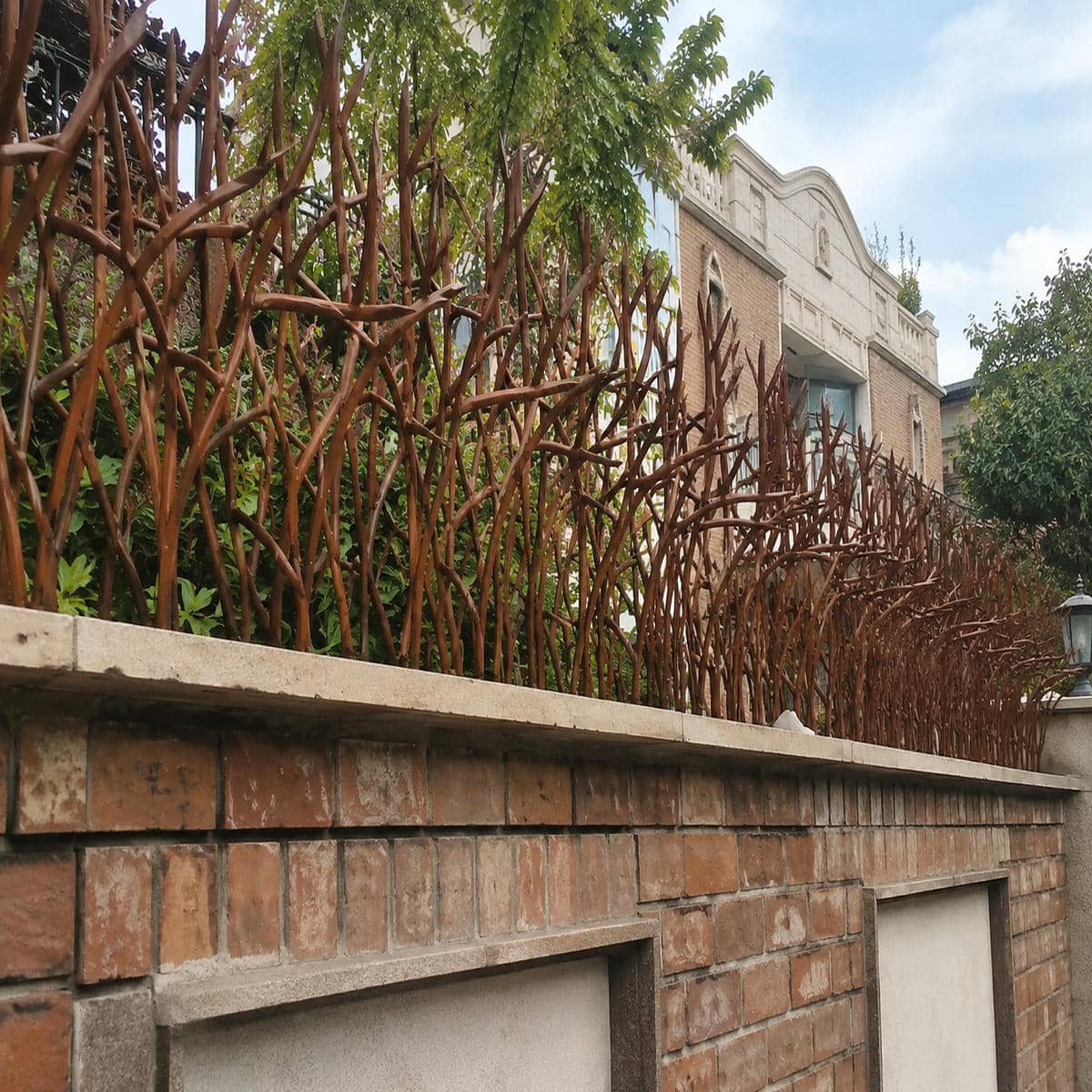 حفاظ دیوار شاخ گوزنی مشکی ورودی استان آذربایجان شرقی