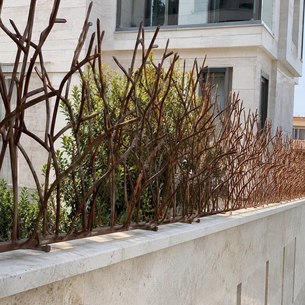 حفاظ دیوار متراکم بر تاج آجرنمای ساختمان