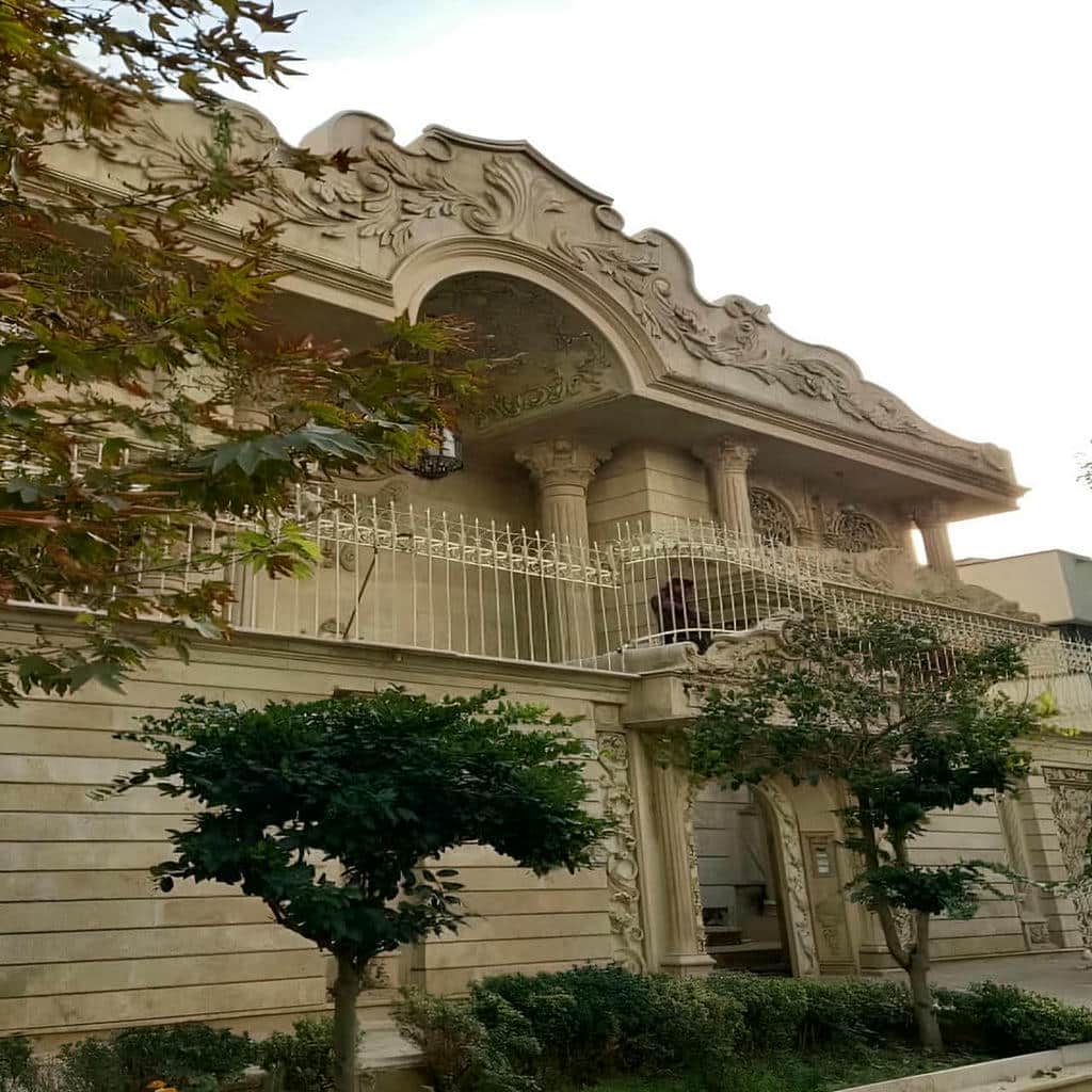 حفاظ دیوار متراکم کنار درب اصلی ساختمان