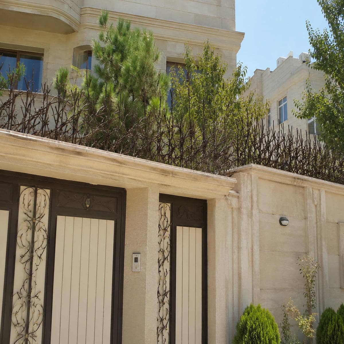 حفاظ دیوار مشکی روی حیاط مسکونی استان همدان