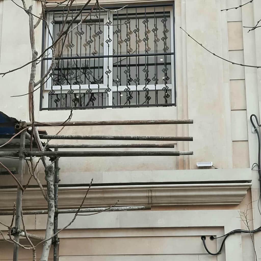 حفاظ پنجره آهنی سفید با قفل داخلی در استان خراسان جنوبی