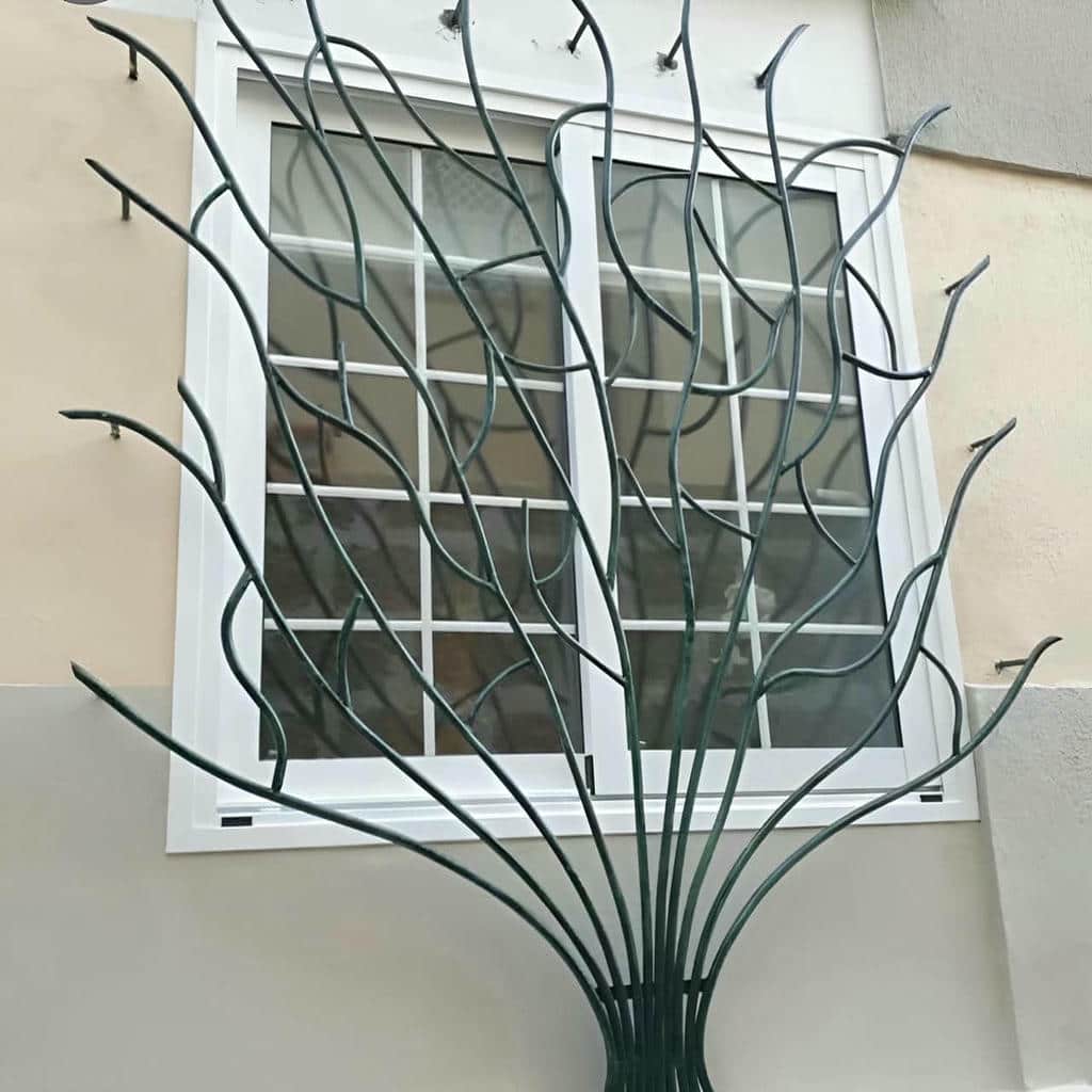 حفاظ پنجره آهنی مشکی روی نمای حیاط در ساری