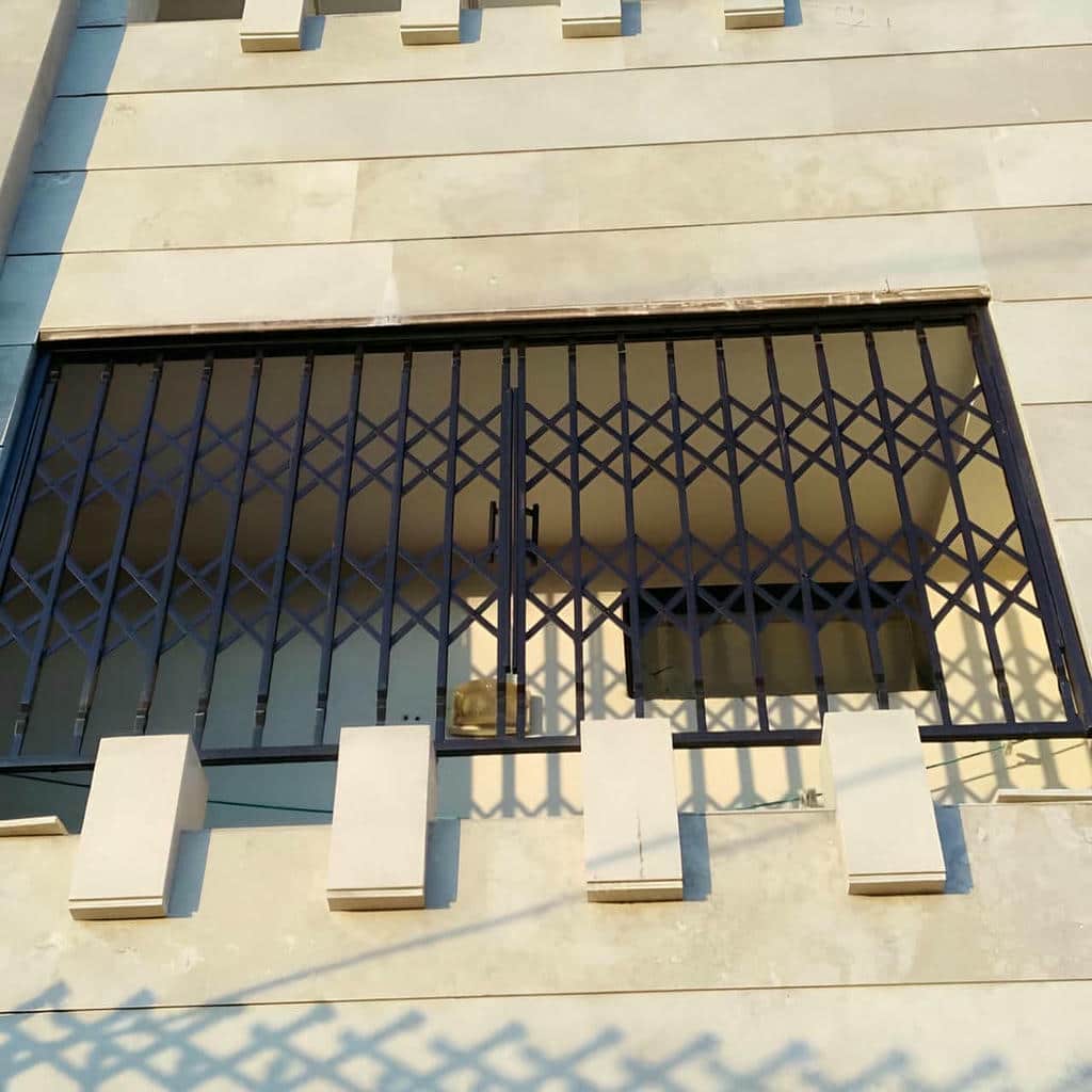 حفاظ پنجره بازشو با قاب فلزی و قفل