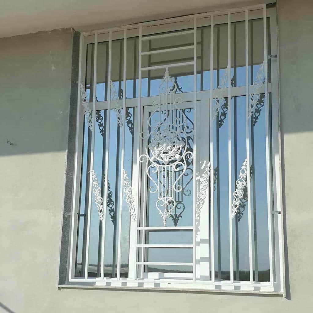 حفاظ پنجره ثابت در نمای آجری باغ