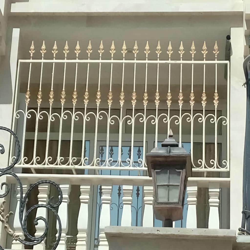 حفاظ پنجره خاکستری مقابل گذر باریک ساحلی حفاظ پنجره خاکستری مقابل گذر باریک ساحلی