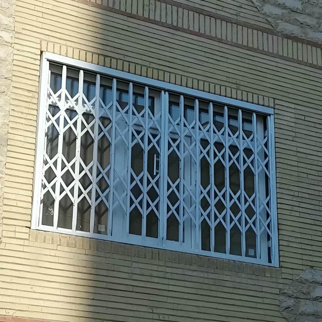 حفاظ پنجره سفید با طرح ساده روی نمای مسکونی