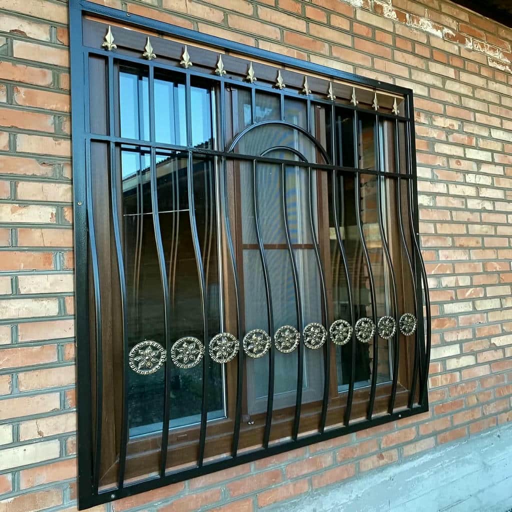 حفاظ پنجره فرفورژه با انحنای هماهنگ نمای کلاسیک