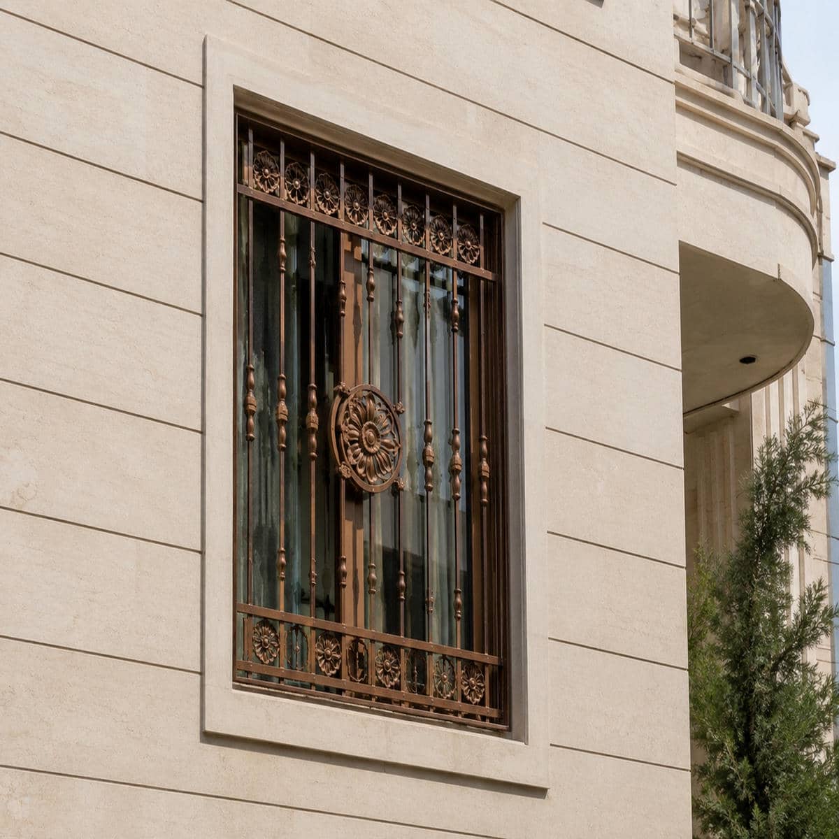 حفاظ پنجره مشکی روی نمای سنگی خانه در همدان