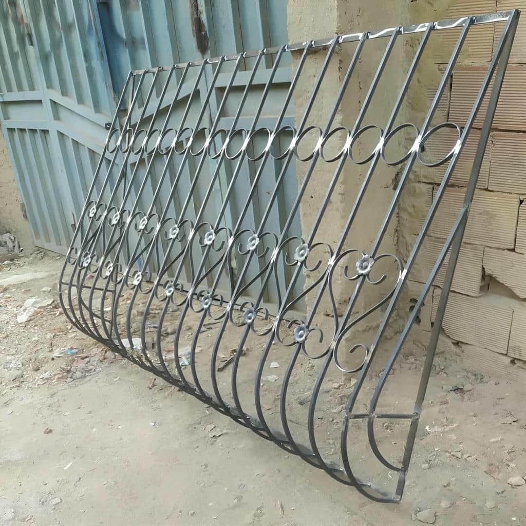 حفاظ پنجره مشکی مات مقابل شیشه اتاق همکف