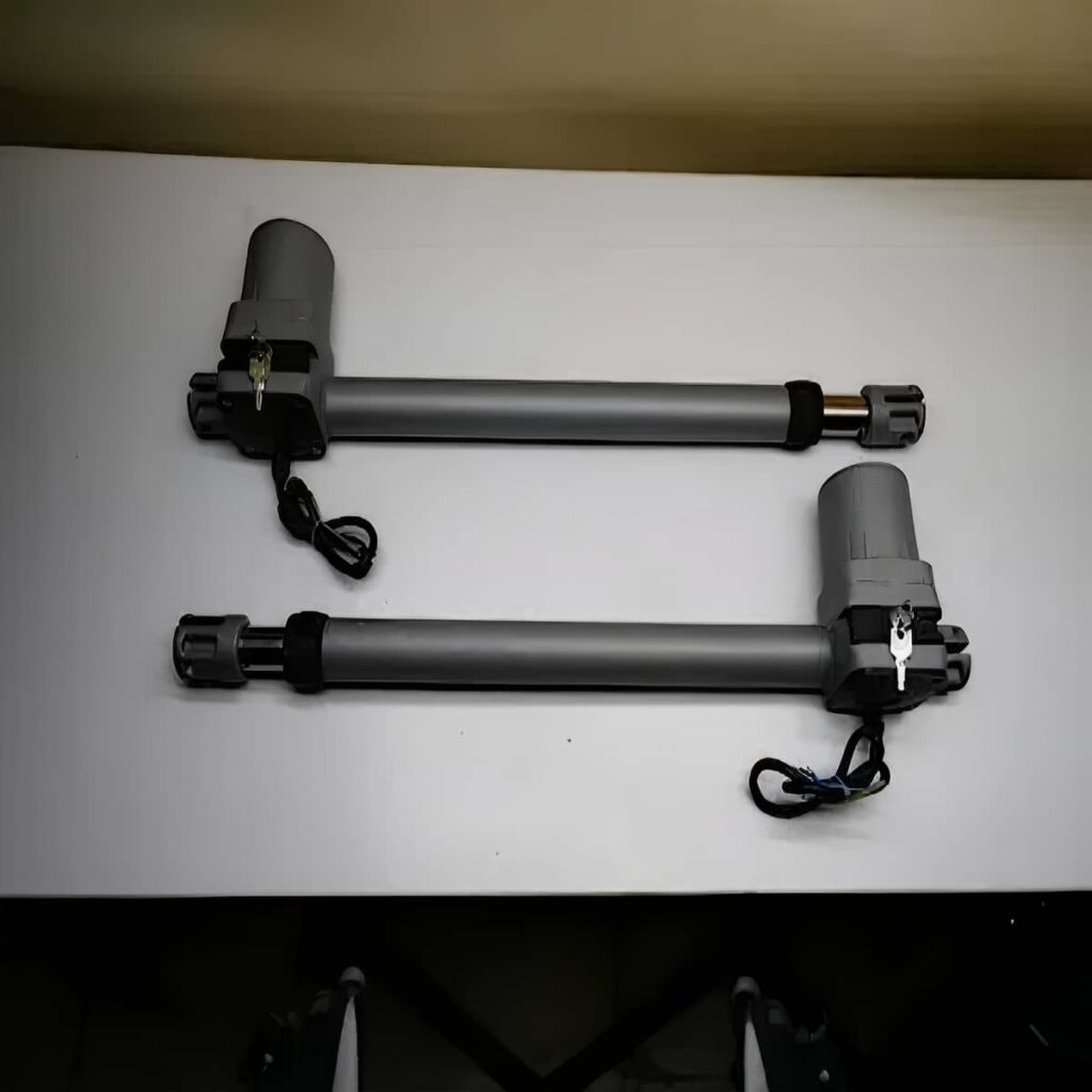دربازکن بازویی نقره‌ای روی لنگه پهن فولادی