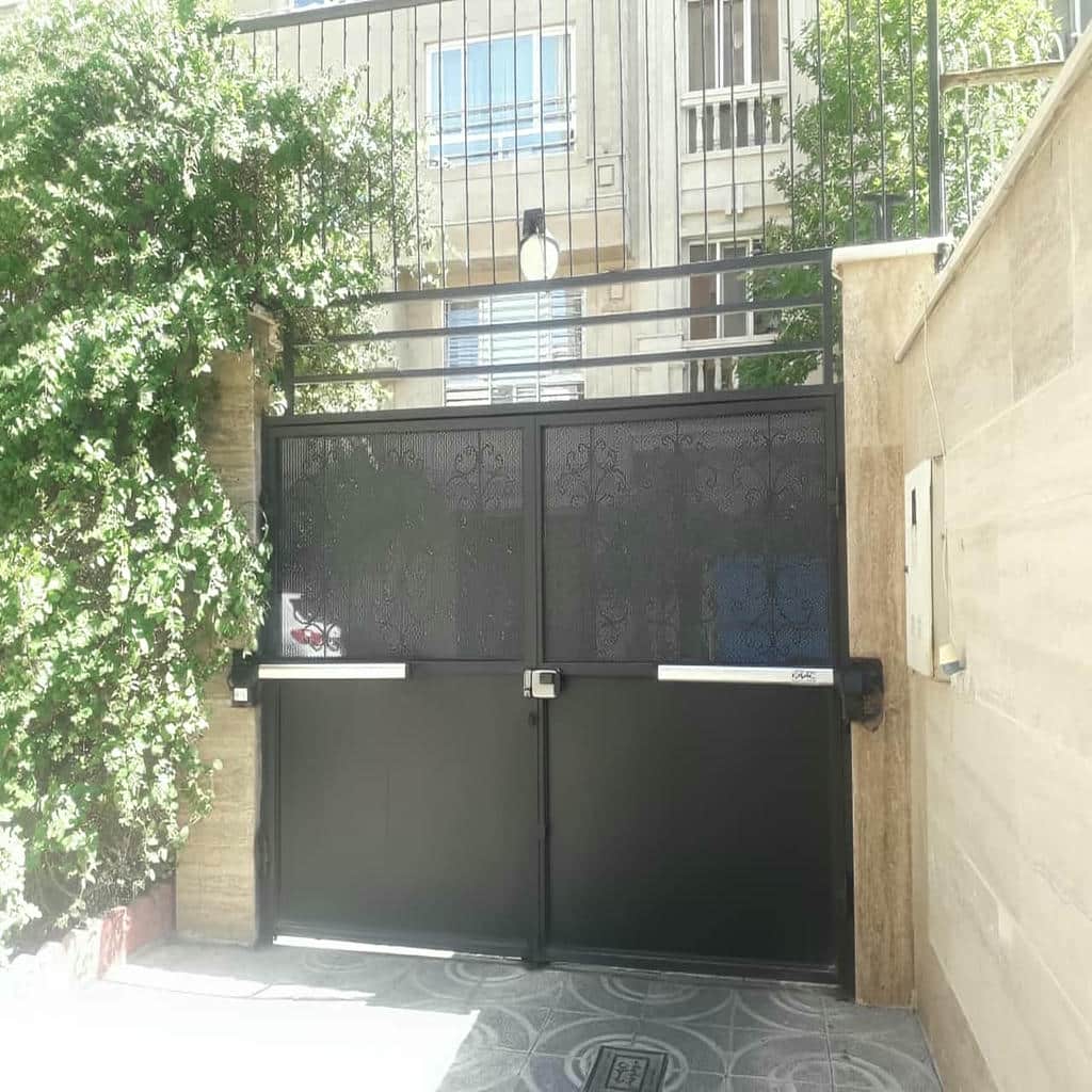 درب حیاط بازسازی شده با جک درب پارکینگ
