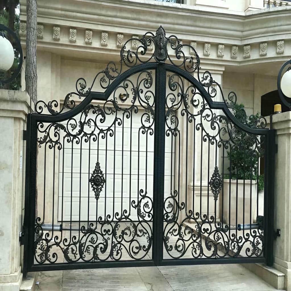 درب حیاط خاکستری با لولای تقویت شده و قاب ساده درب حیاط خاکستری با لولای تقویت شده و قاب ساده