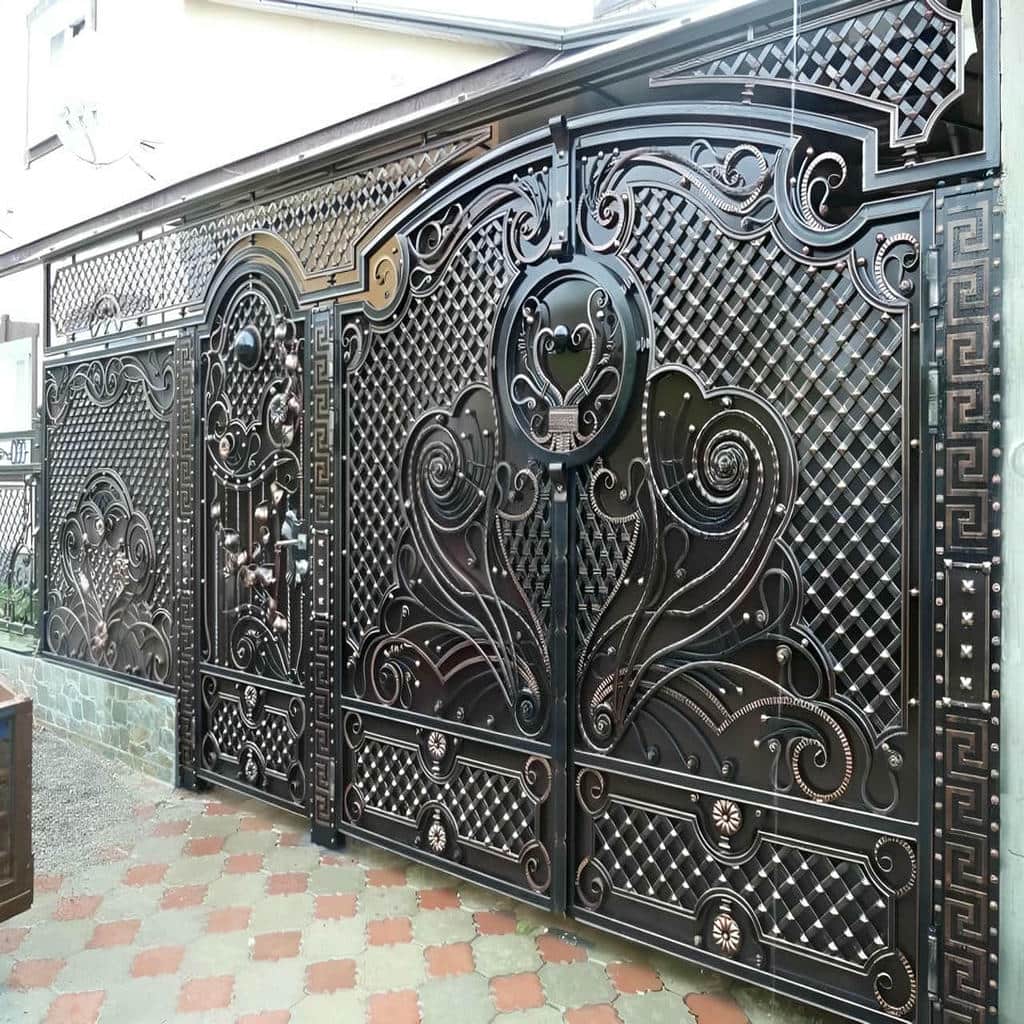 درب حیاط خاکستری در استان کرمان با پوشش محافظ