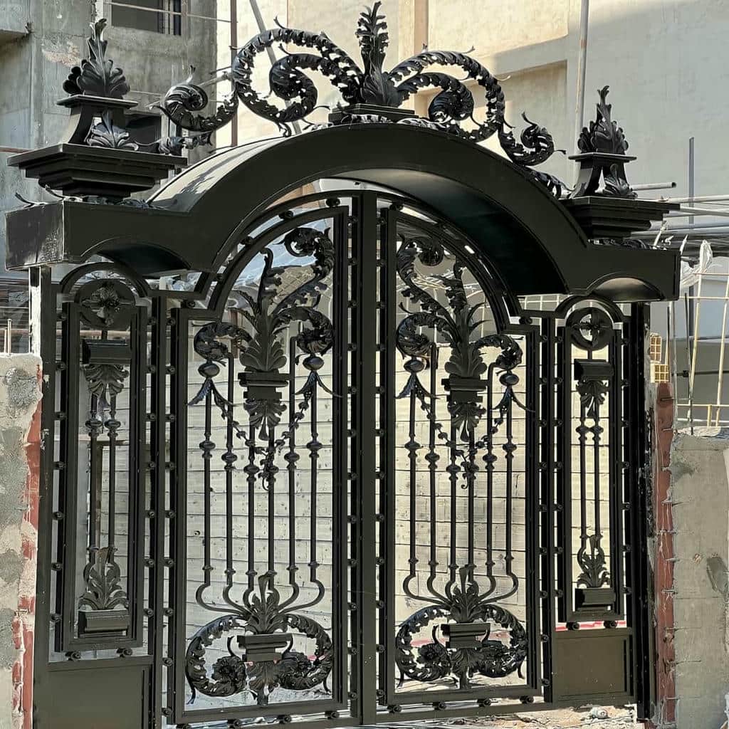درب حیاط سفید در کرمانشاه کنار دیوار سنگی