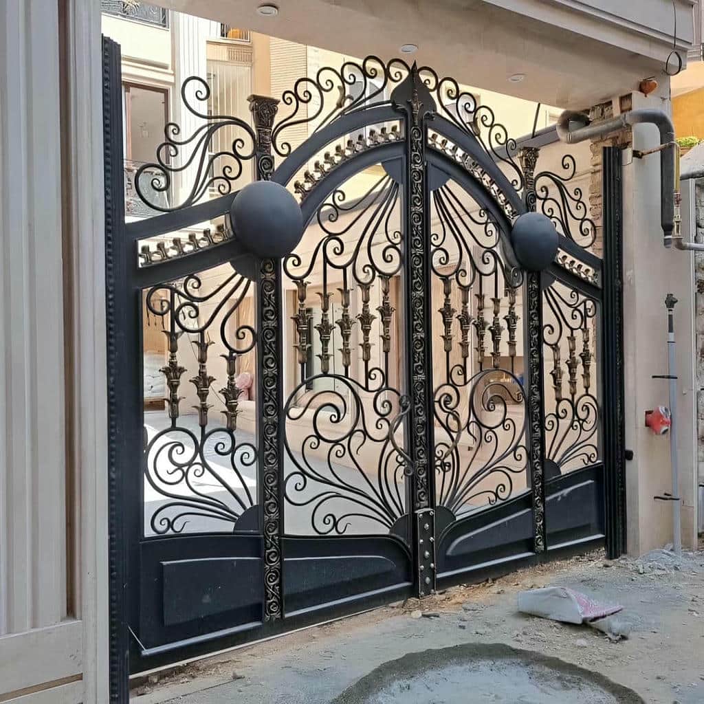 درب حیاط قهوه‌ای در اردبیل با بازشوی روان