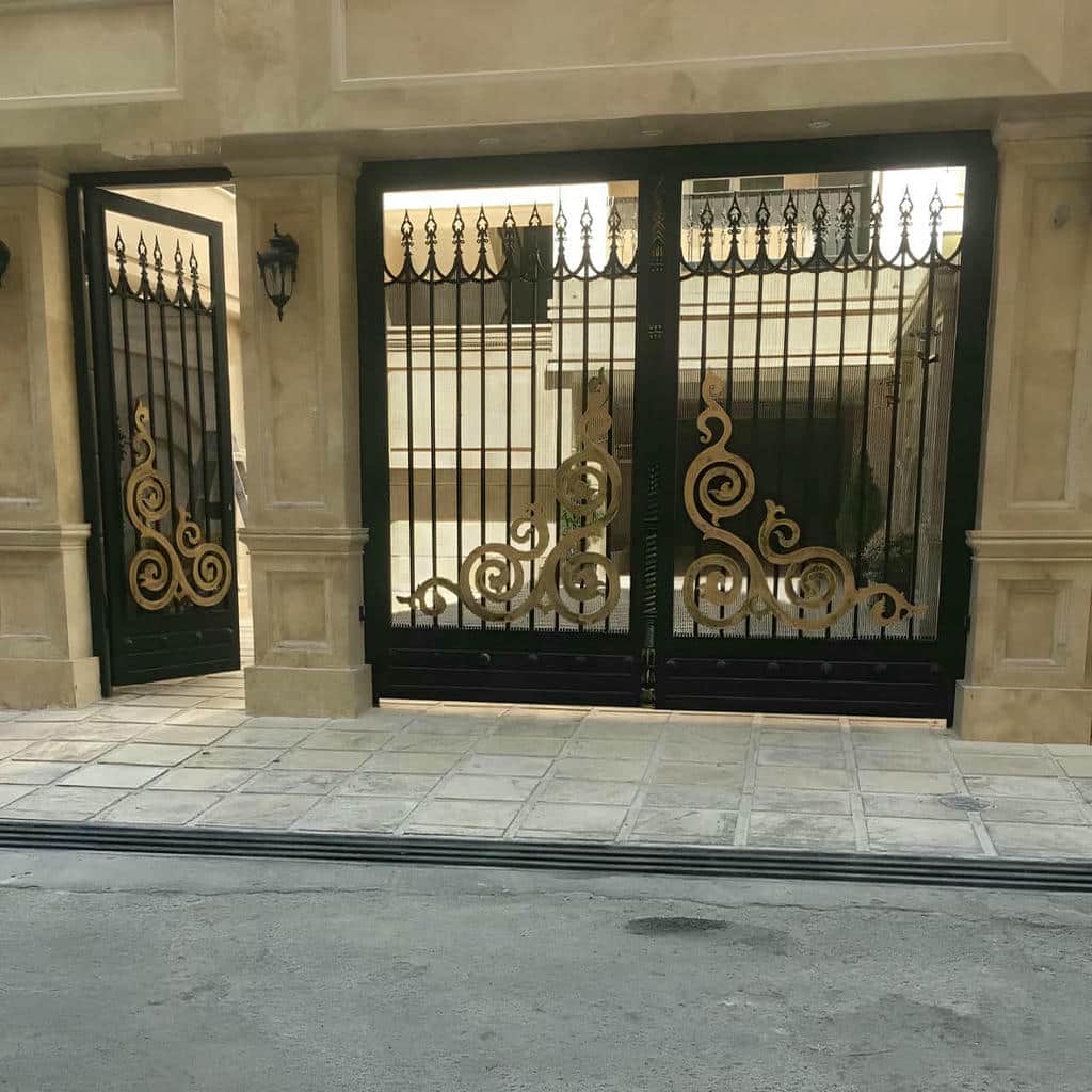 درب حیاط مشکی پوشیده با دستگیره ساده در کرج