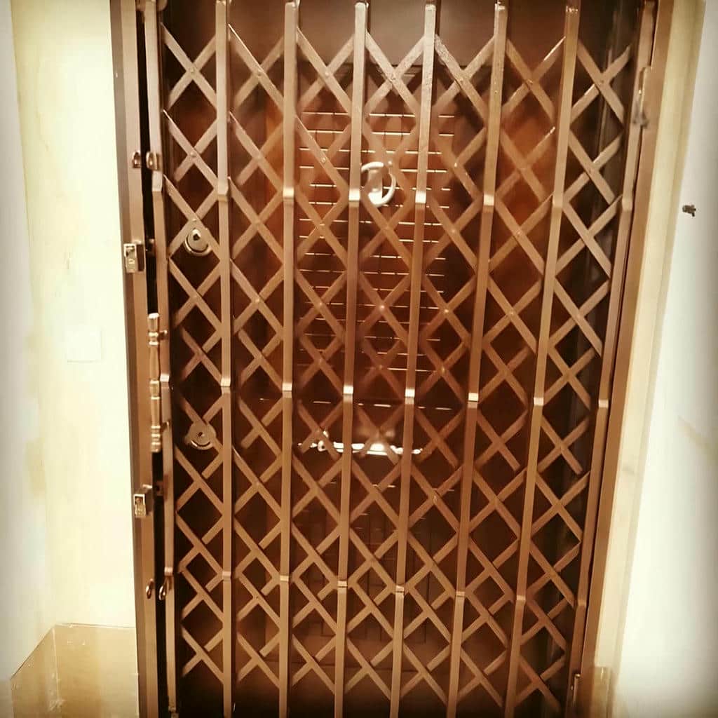 درب محافظ ریلی کرم در راهروی کم عرض مشهد