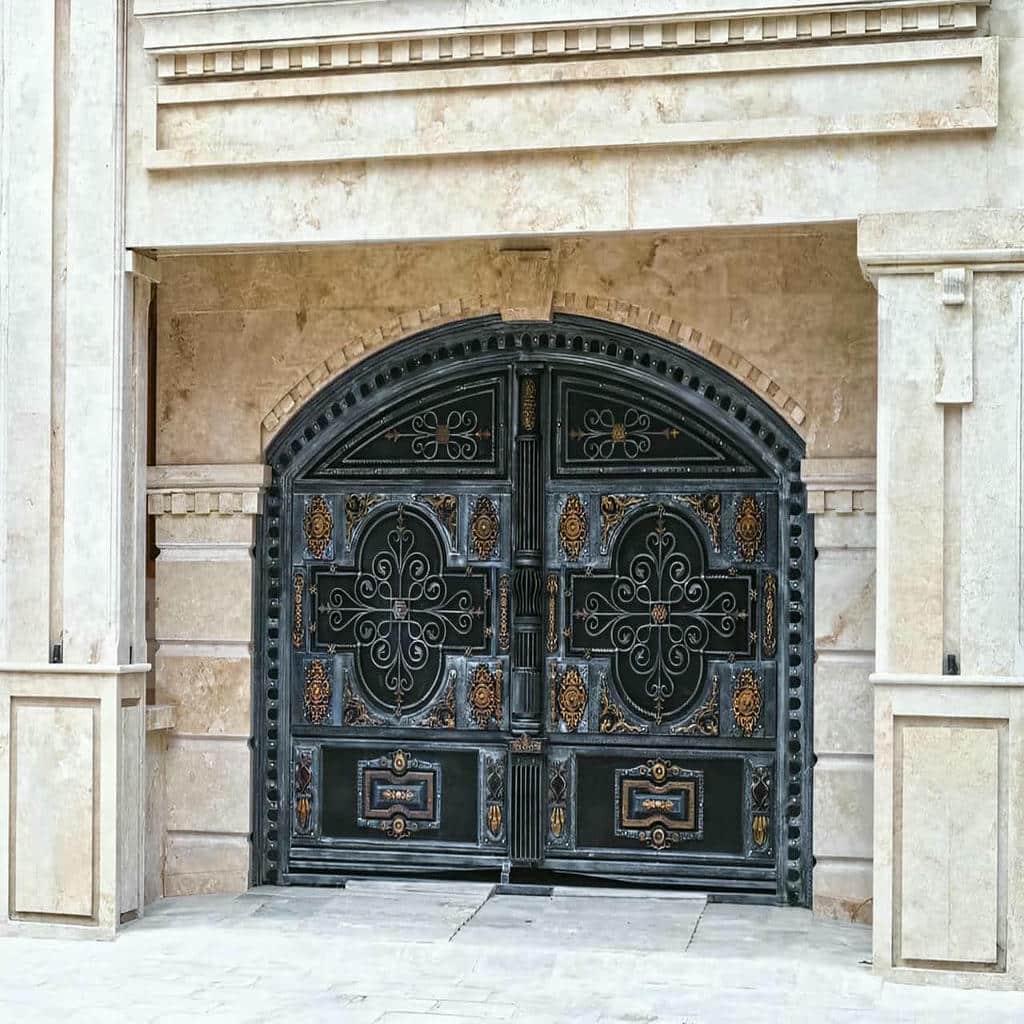 دروازه آهنی دولنگه مقابل پارکینگ مجتمع مسکونی