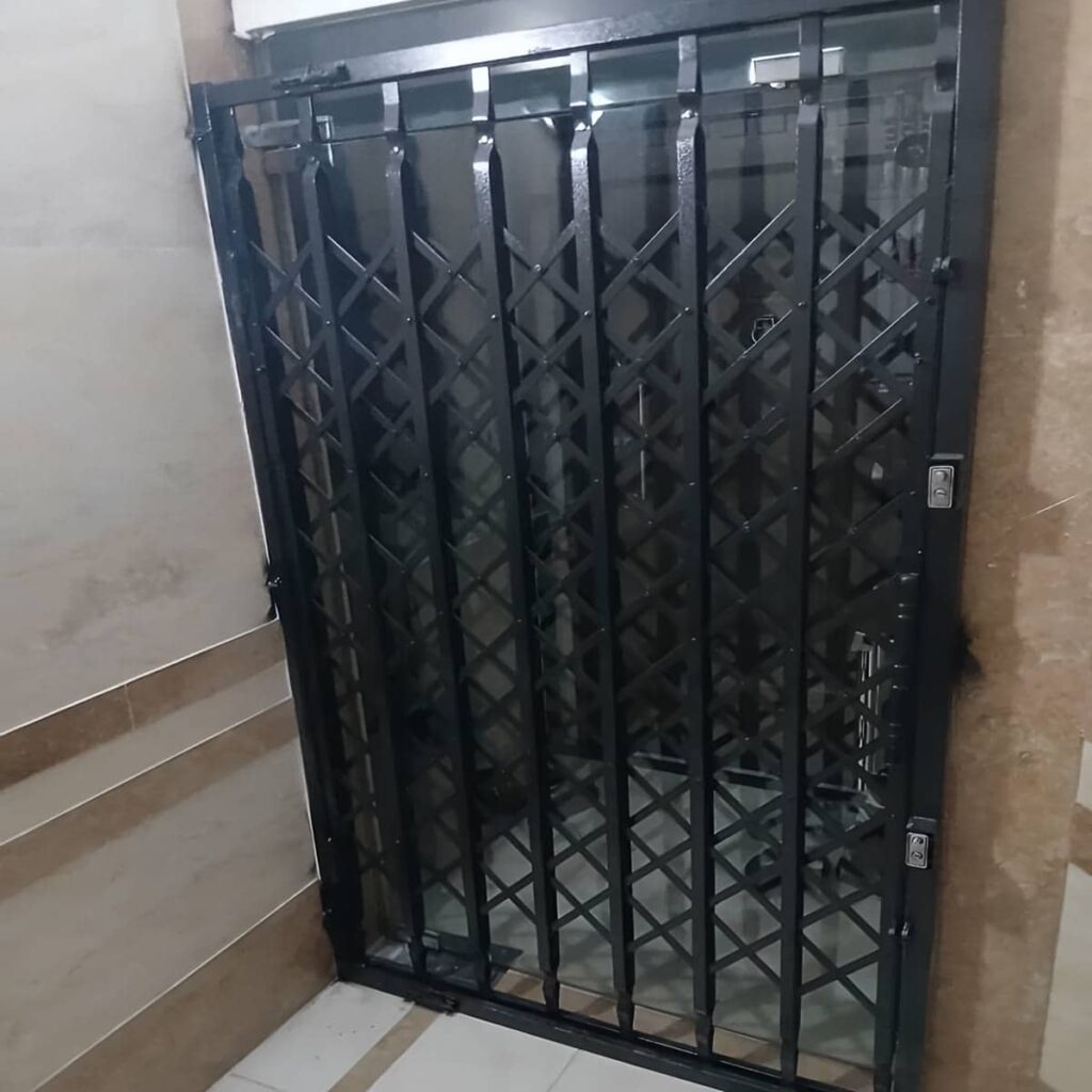 دستگیره خوش دست روی گارد آهنی زغالی دستگیره خوش دست روی گارد آهنی زغالی