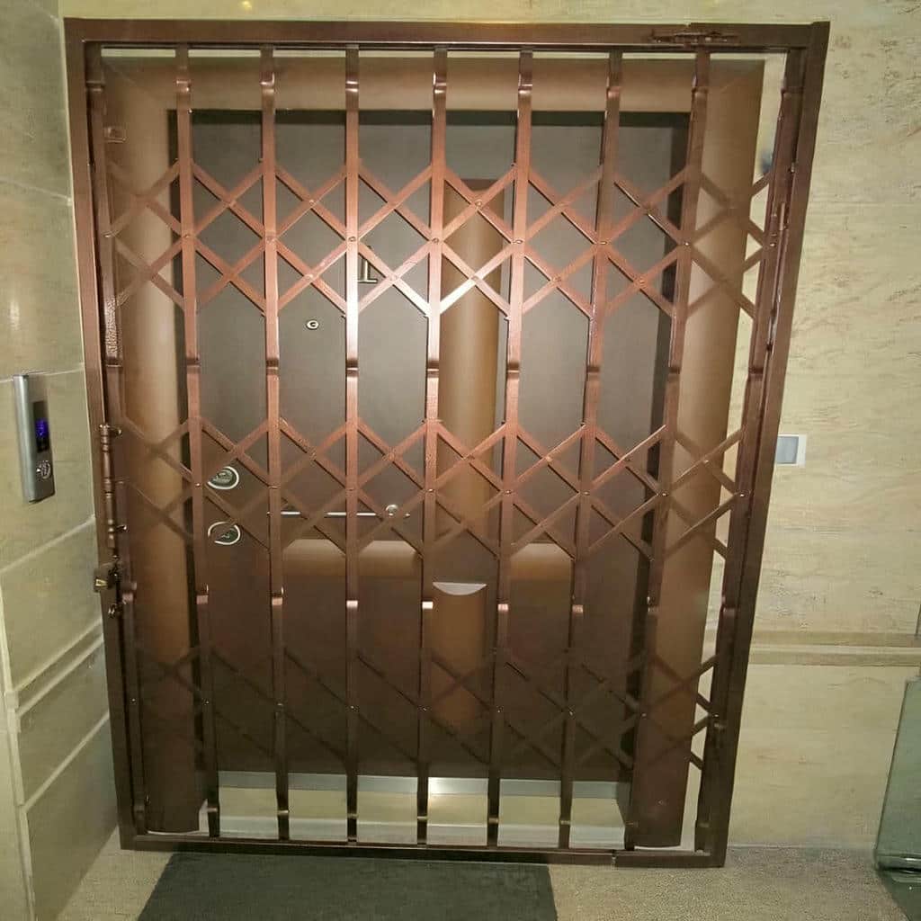 دستگیره مشکی روی لنگه جمع شونده