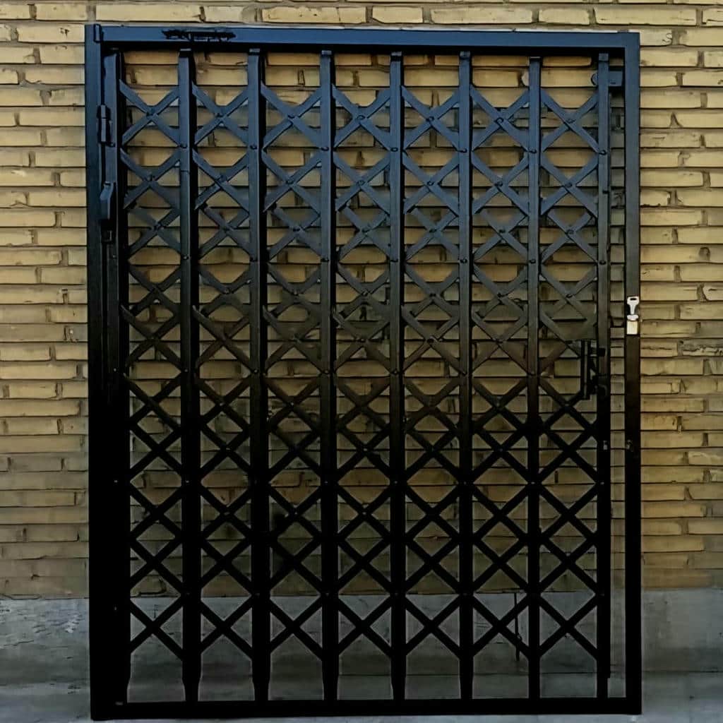 دستگیره مشکی محافظ ریلی کنار چهارچوب چوبی