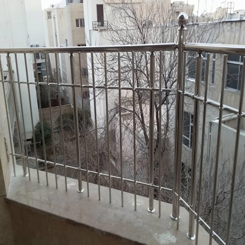 دست‌انداز استیل برس‌خورده کنار ورودی تراس