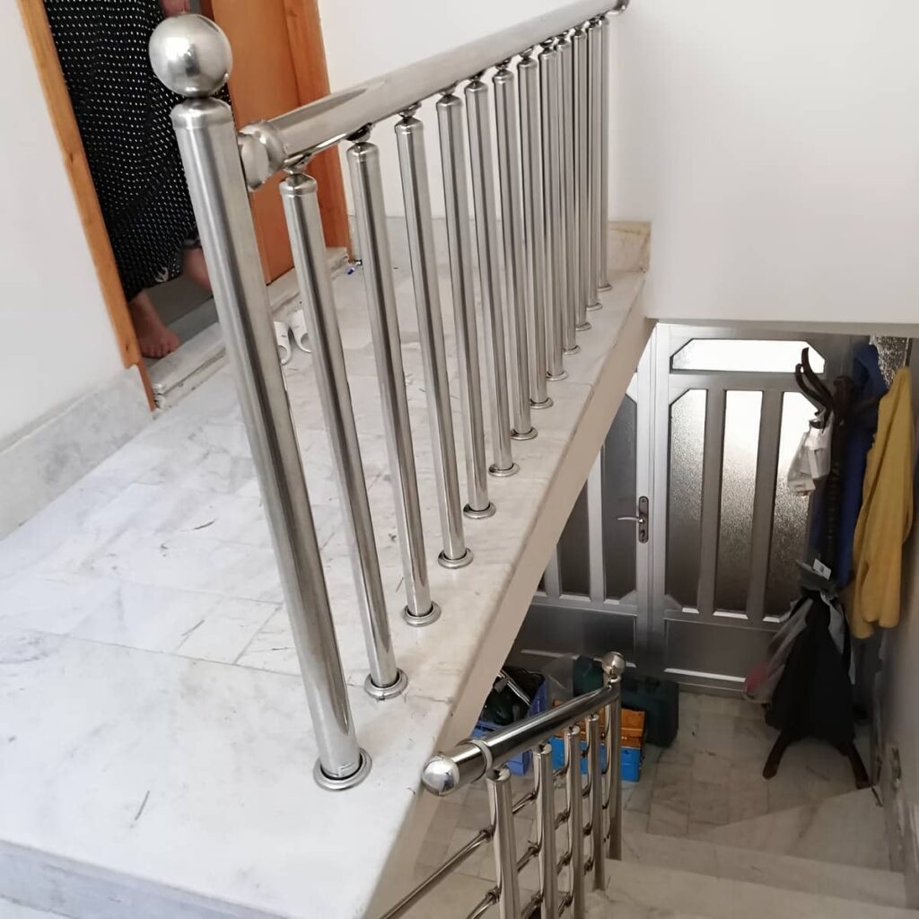 دست‌انداز استیل مات کنار دیوار روشن پاگرد