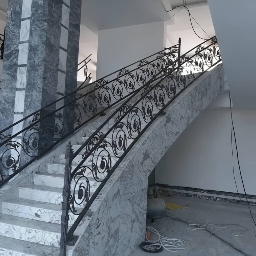 دست‌انداز فلزی خمیده با محل تماس صاف