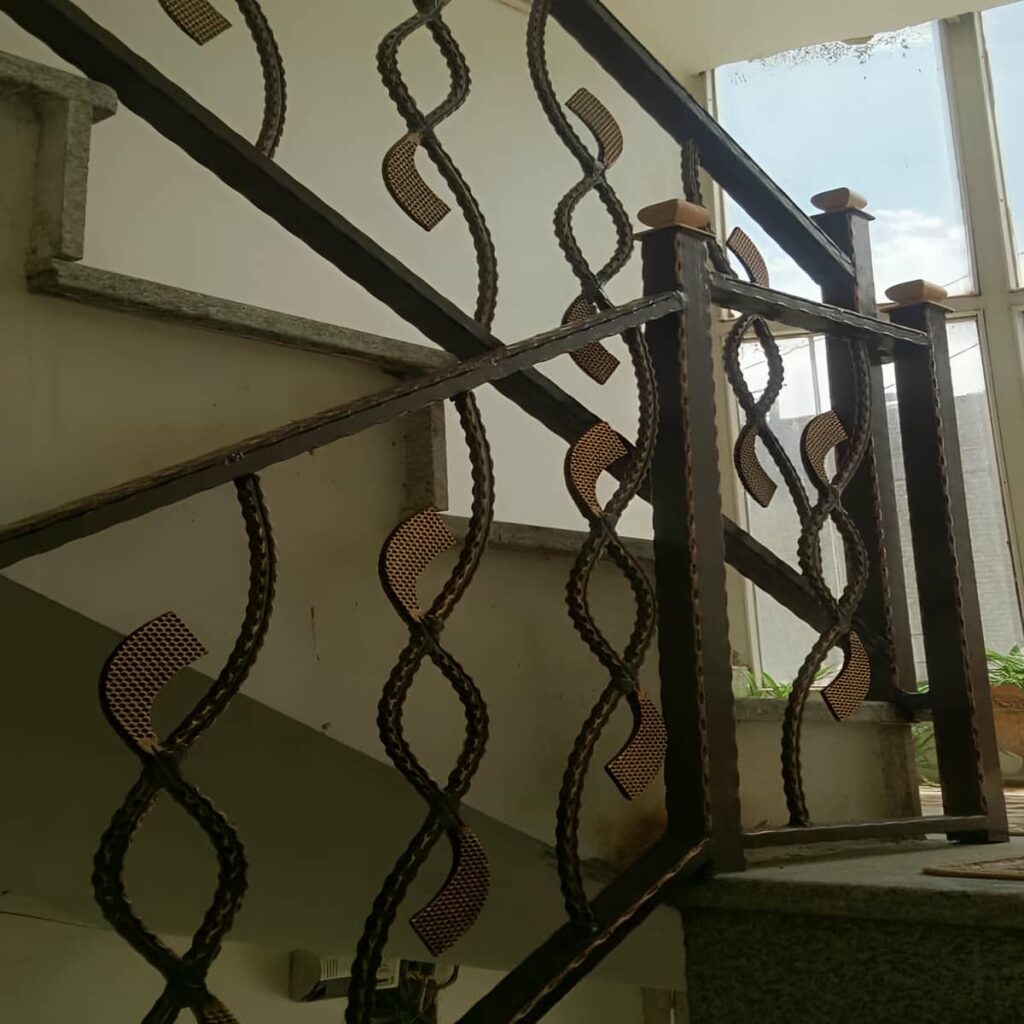 دست انداز آهنی با سرپیچ ظریف روی پلکان خمیده
