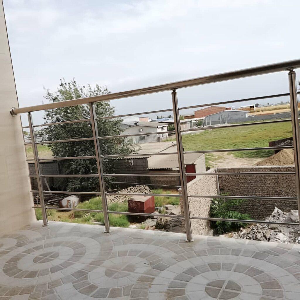 دست انداز استیل صیقلی کنار در کشویی طبقه بالا دست انداز استیل صیقلی کنار در کشویی طبقه بالا