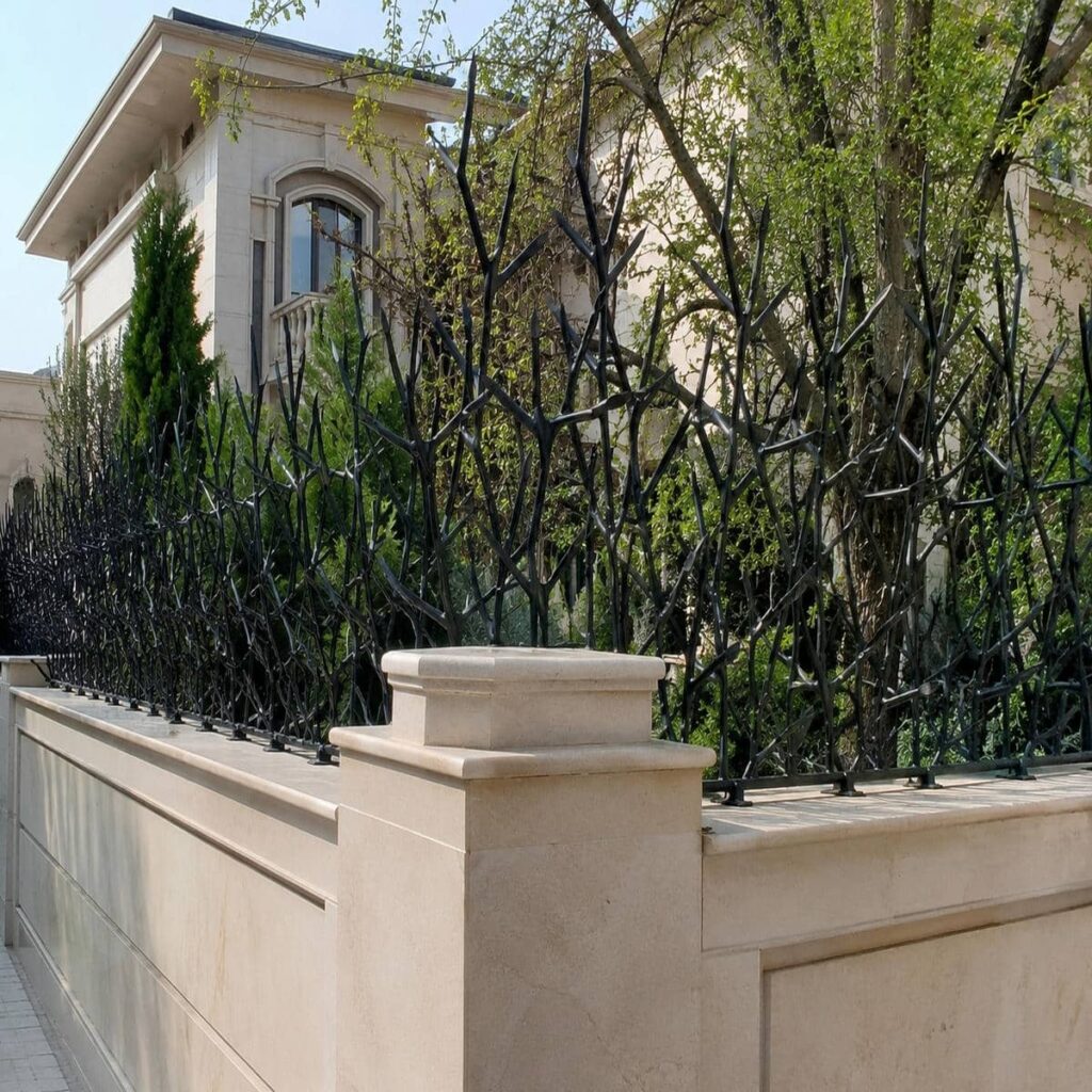 ردیف سرنیزه ای آهنی بالای دیوار آجری